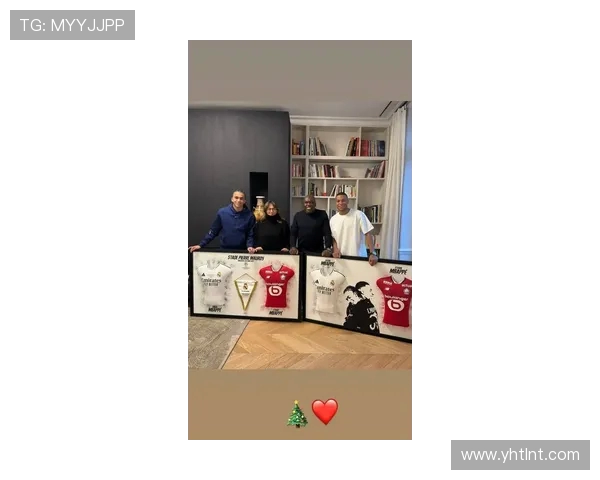 姆巴佩弟弟晒全家福庆祝圣诞节一家四口温馨合影传递幸福氛围 姆巴佩弟弟晒全家福庆祝圣诞节一家四口温馨合影传递幸福氛围