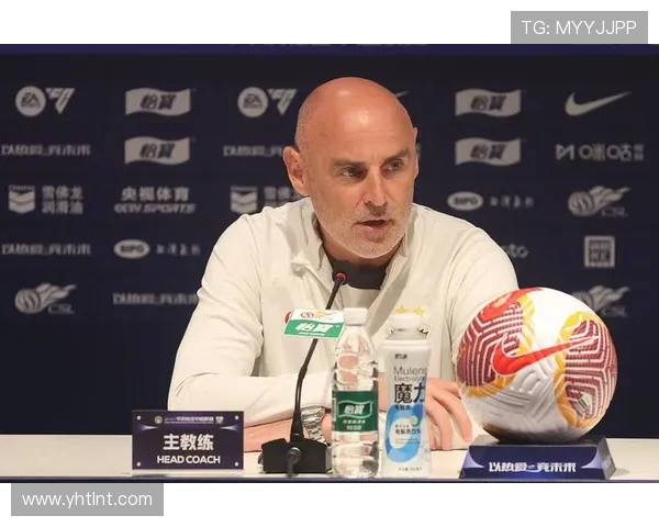 久别重逢情谊深亚泰主帅苏亚雷斯与国安工作人员赛前热情相拥 久别重逢情谊深亚泰主帅苏亚雷斯与国安工作人员赛前热情相拥